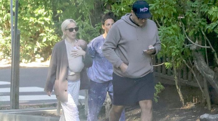 Pasea Lady Gaga con su bebé
